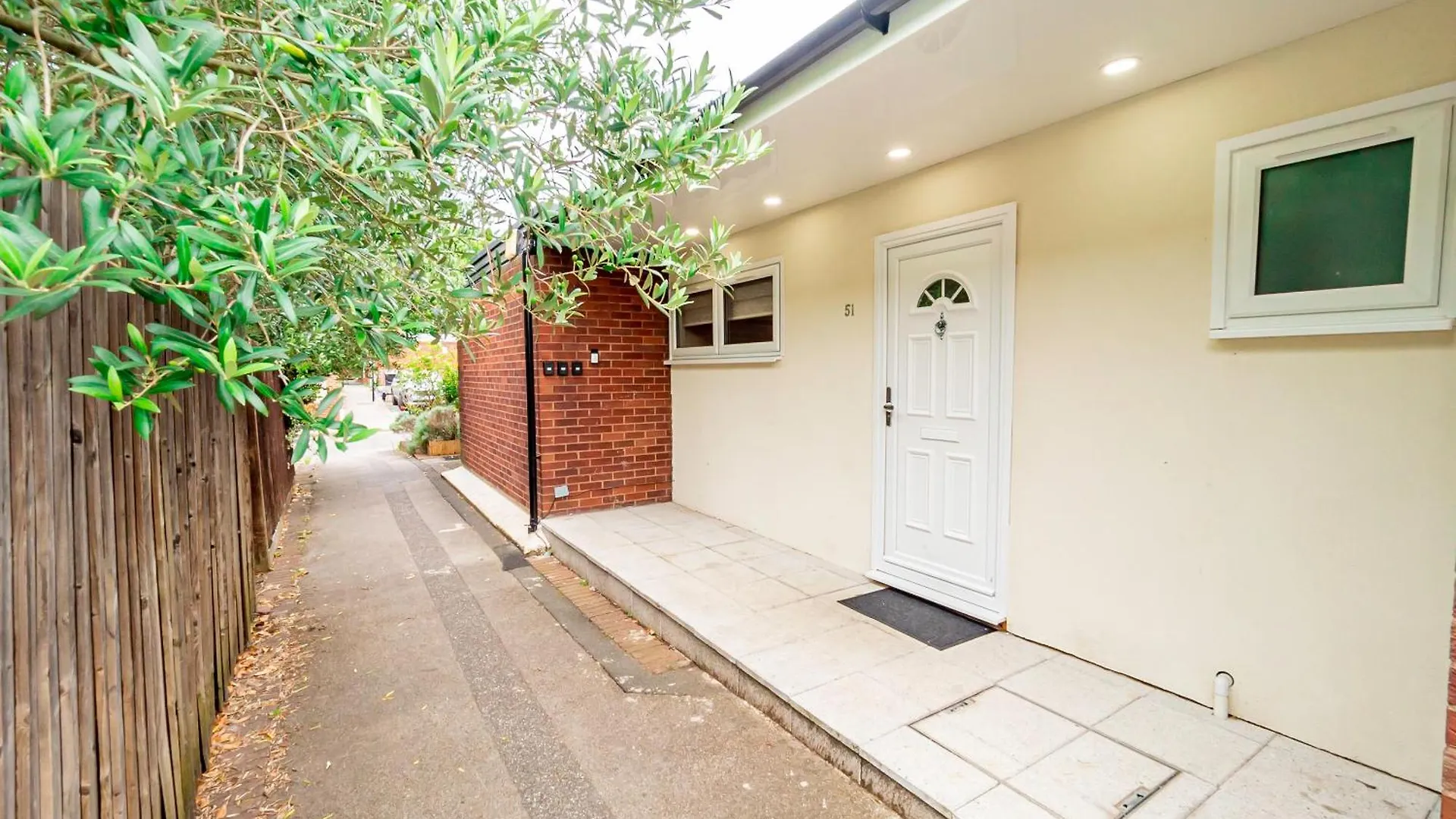 Apartment Modern 3-Bedroom 2-Bathroom Flat With Garden At Hanwell Greenford  United Kingdom