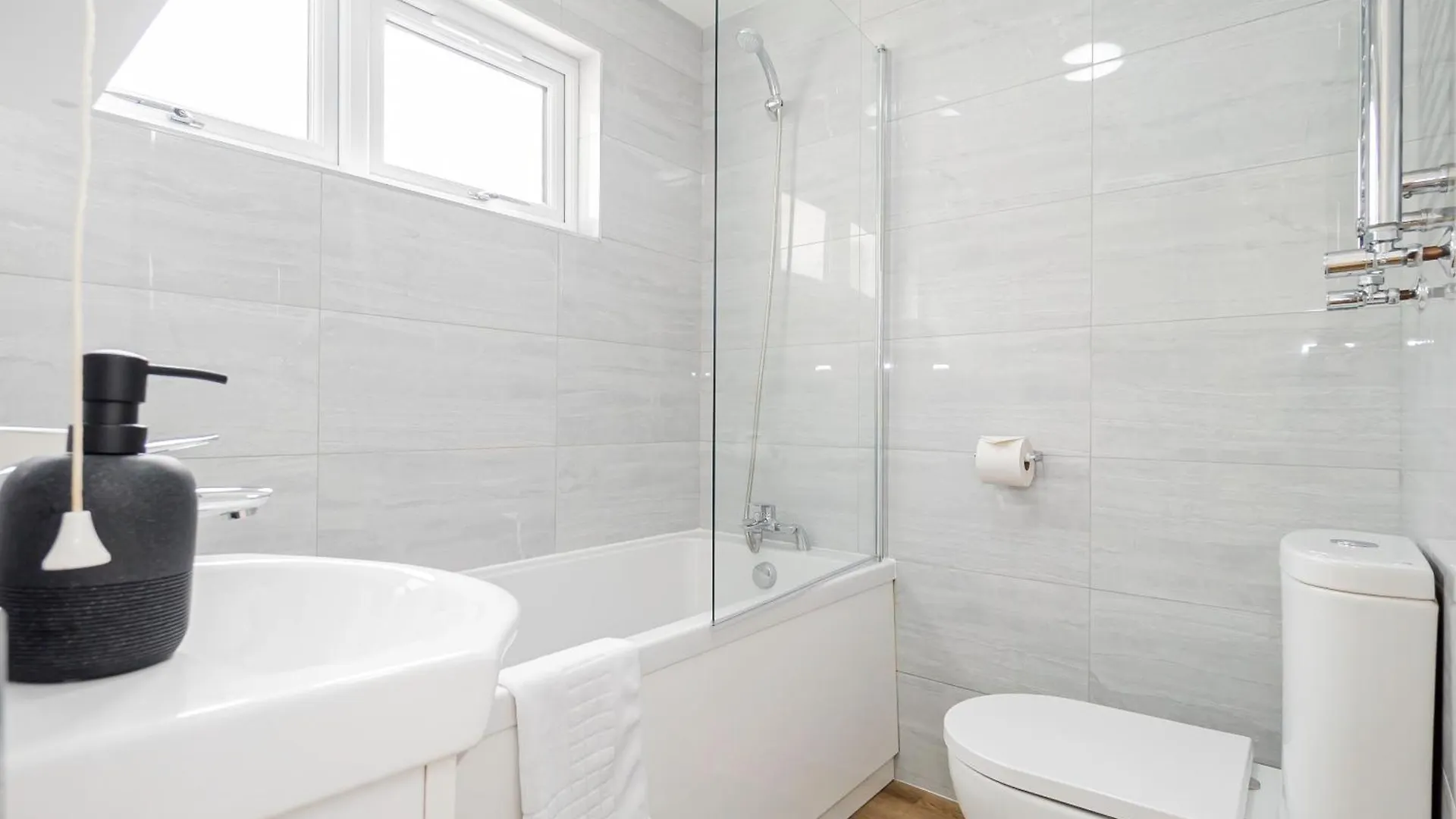 Modern 3-Bedroom 2-Bathroom Flat With Garden At Hanwell Greenford