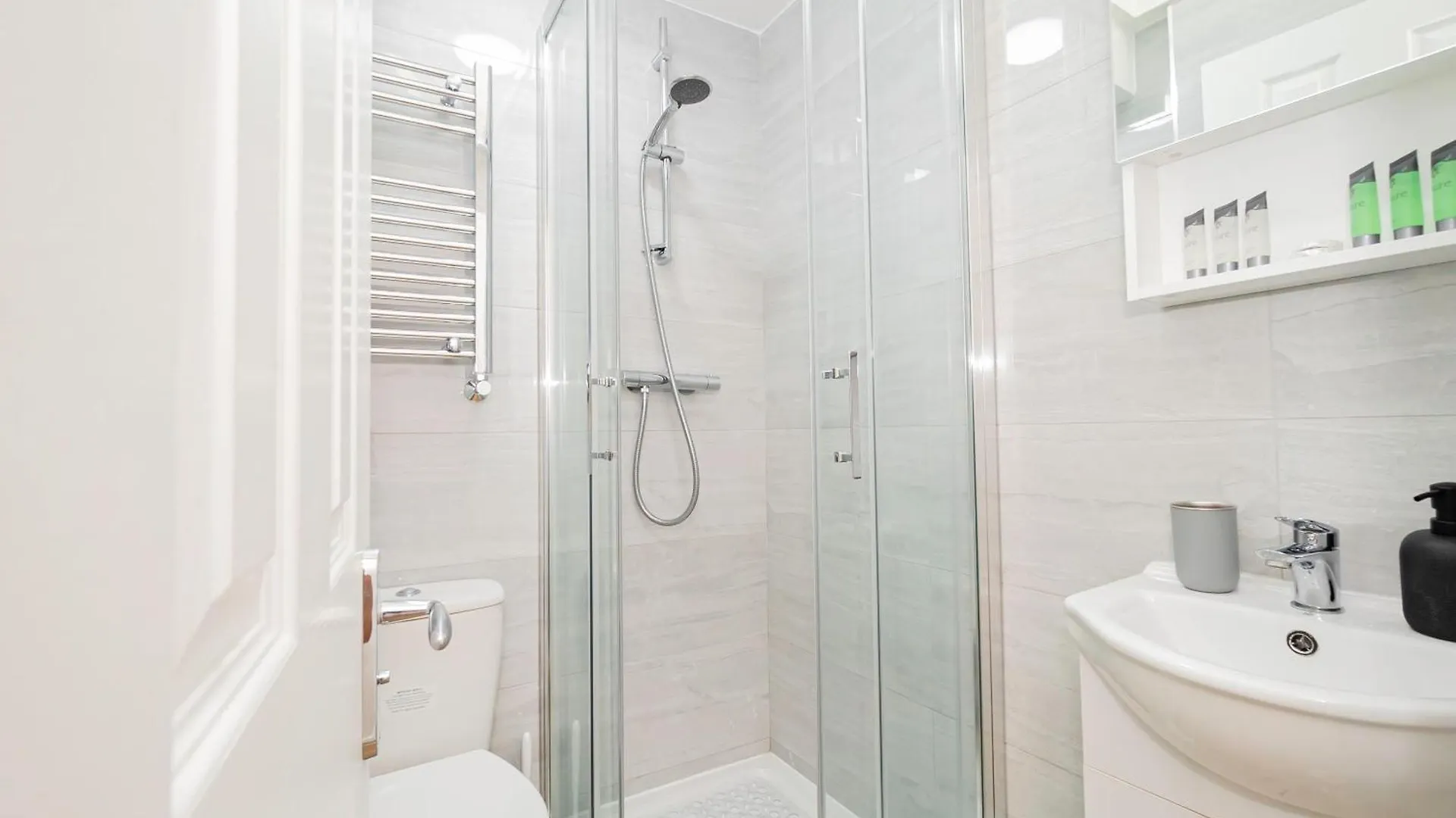 Apartment Modern 3-Bedroom 2-Bathroom Flat With Garden At Hanwell Greenford