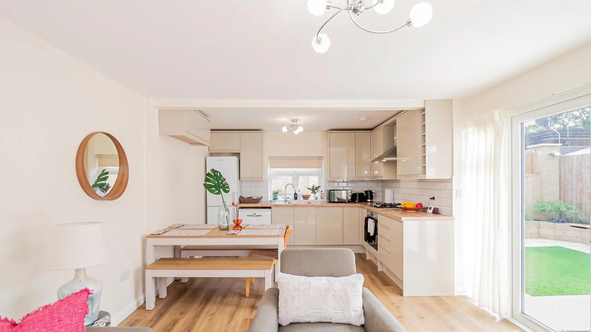 Lägenhet Modern 3-Bedroom 2-Bathroom Flat With Garden At Hanwell Greenford