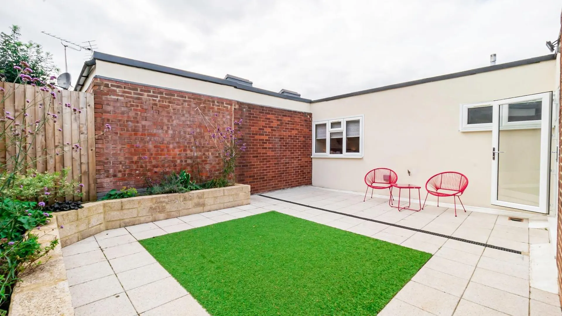 Modern 3-Bedroom 2-Bathroom Flat With Garden At Hanwell Greenford