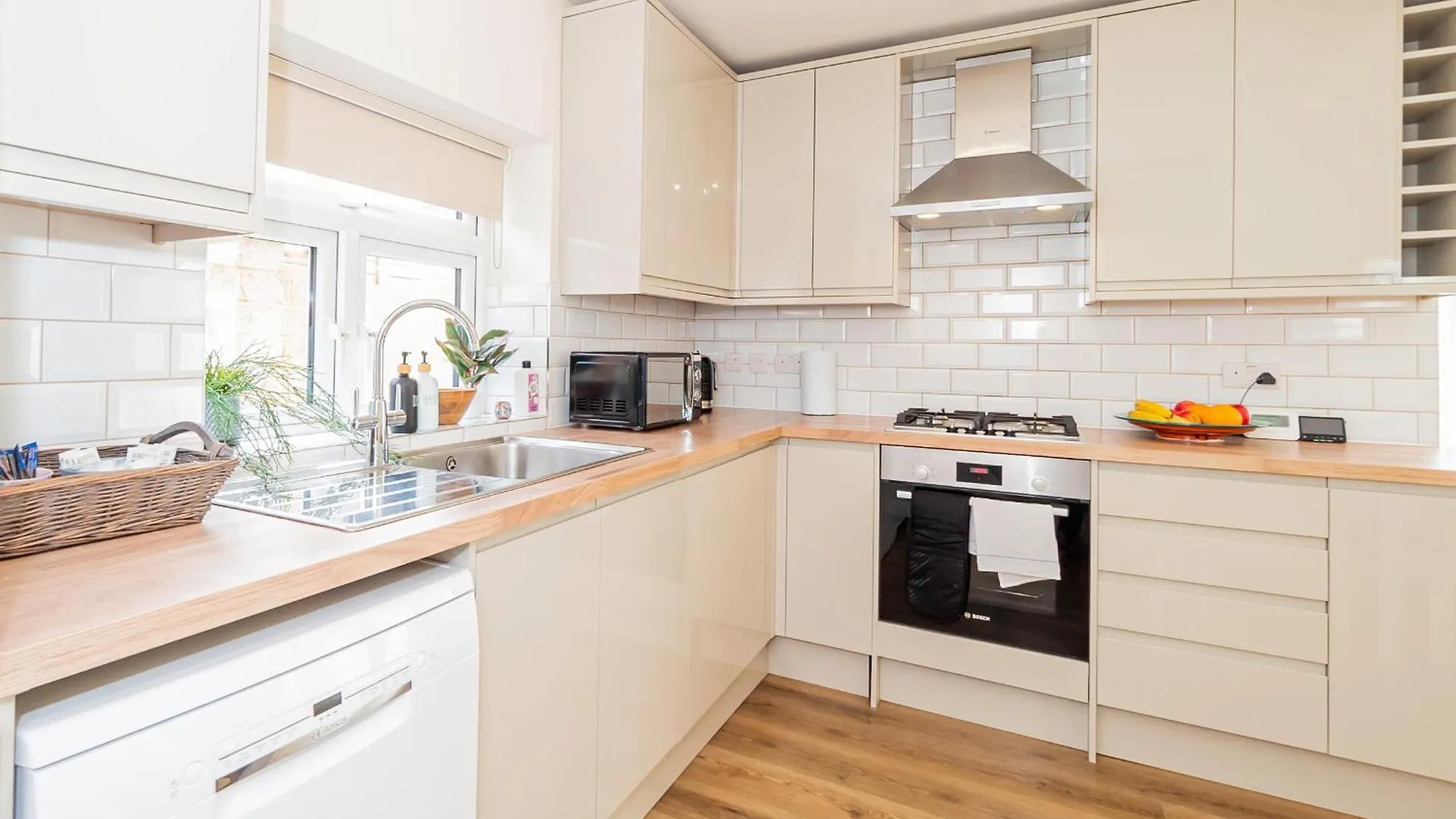 Modern 3-Bedroom 2-Bathroom Flat With Garden At Hanwell Greenford  Lägenhet